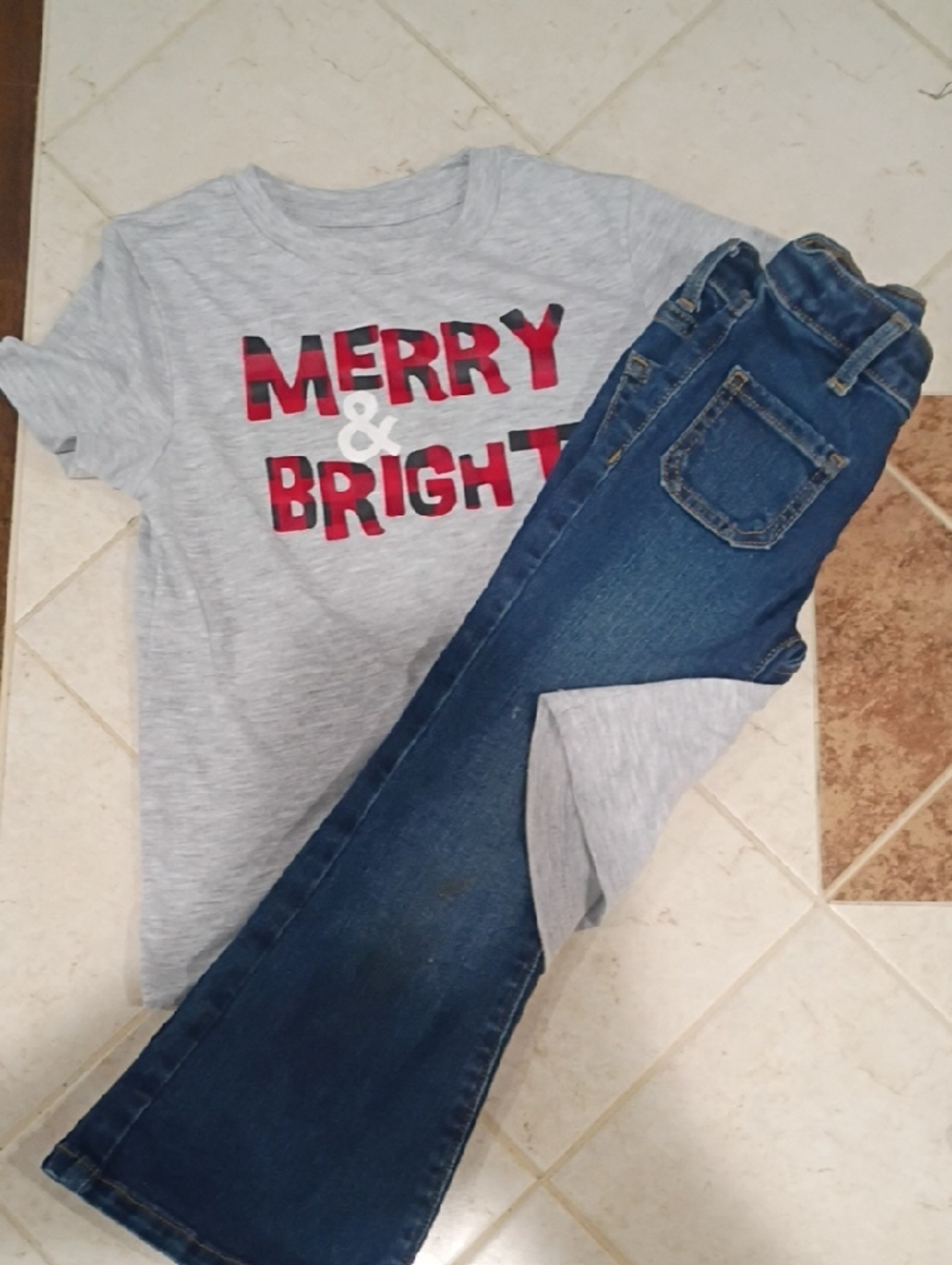 Wondershop Gray Tee with Red Plaid 'Merry & Bright' and Dark Blue Jeans